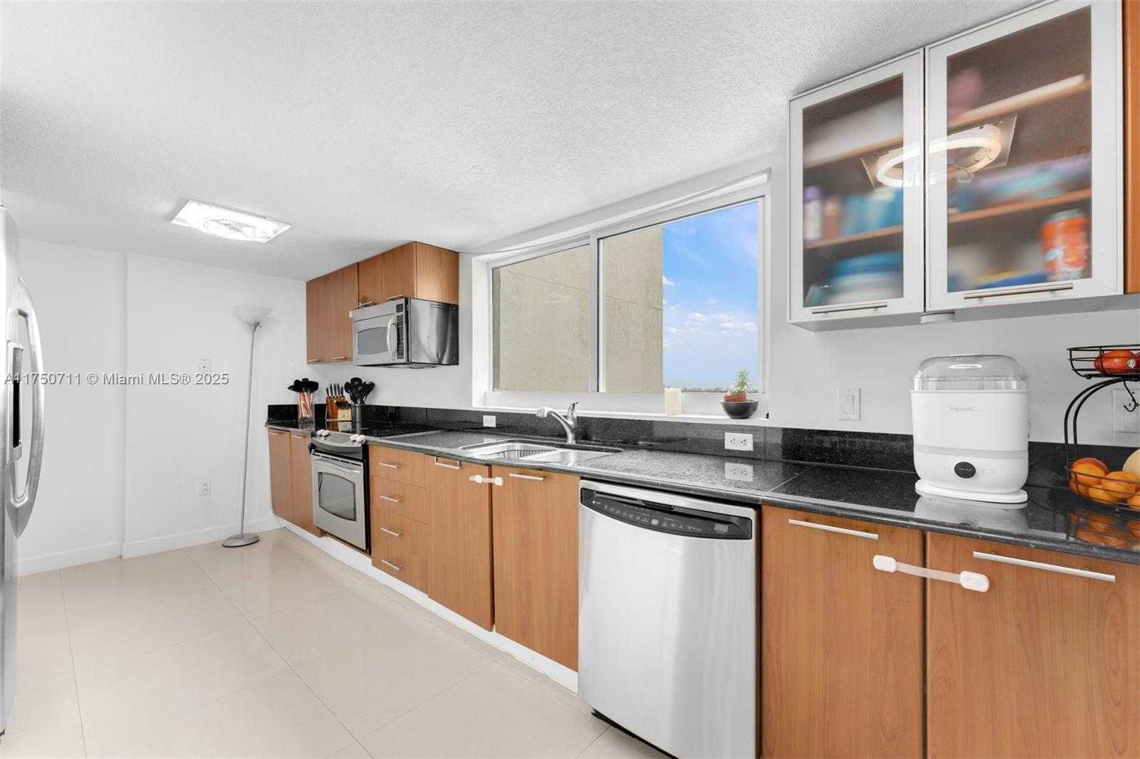 Small Image of 1800 N Bayshore Dr, Miami, FL 33132, USA Number 19
