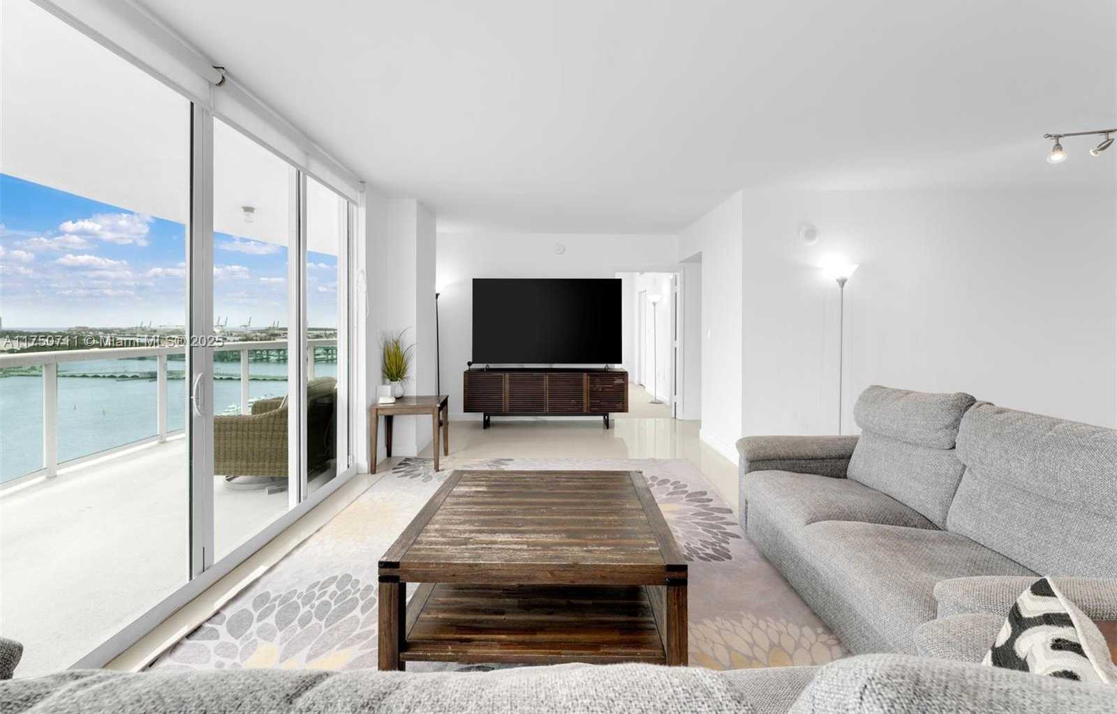 Small Image of 1800 N Bayshore Dr, Miami, FL 33132, USA Number 23