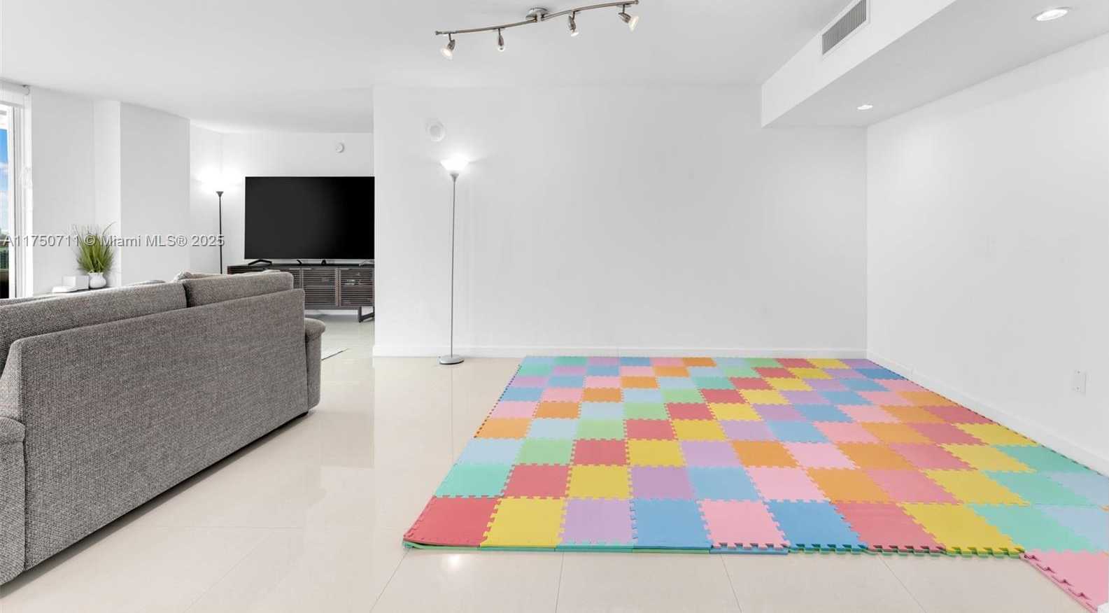 Small Image of 1800 N Bayshore Dr, Miami, FL 33132, USA Number 24