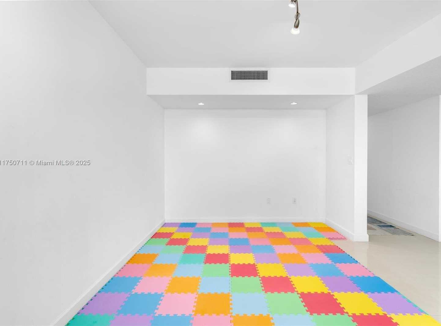 Small Image of 1800 N Bayshore Dr, Miami, FL 33132, USA Number 25