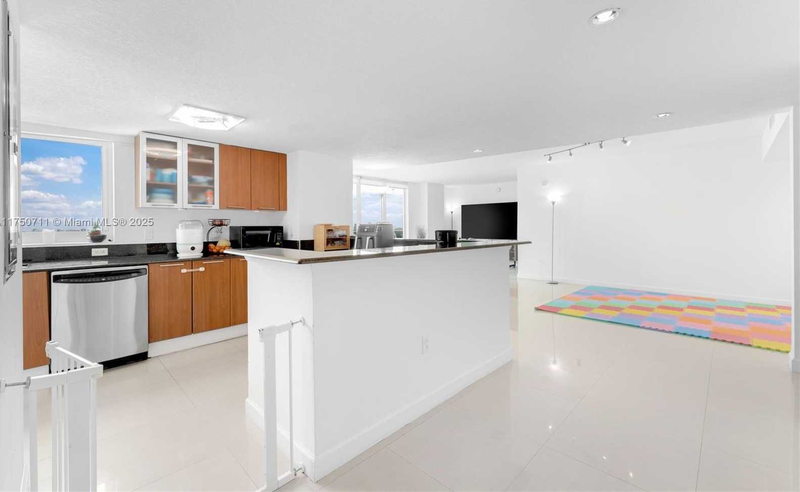Small Image of 1800 N Bayshore Dr, Miami, FL 33132, USA Number 3