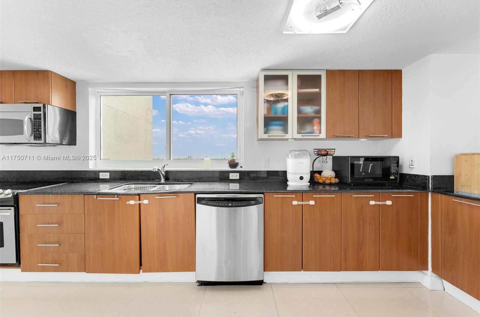 Small Image of 1800 N Bayshore Dr, Miami, FL 33132, USA Number 5