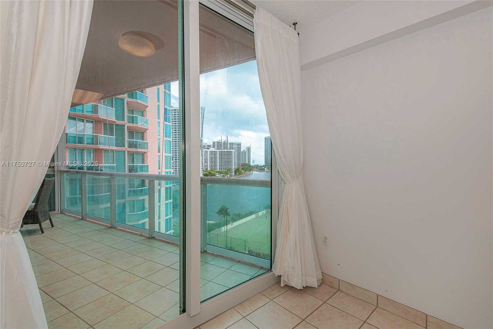 Small Image of 3370 #906, Aventura Number 11