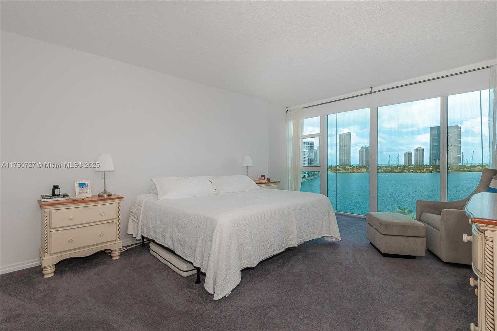 Small Image of 3370 #906, Aventura Number 12