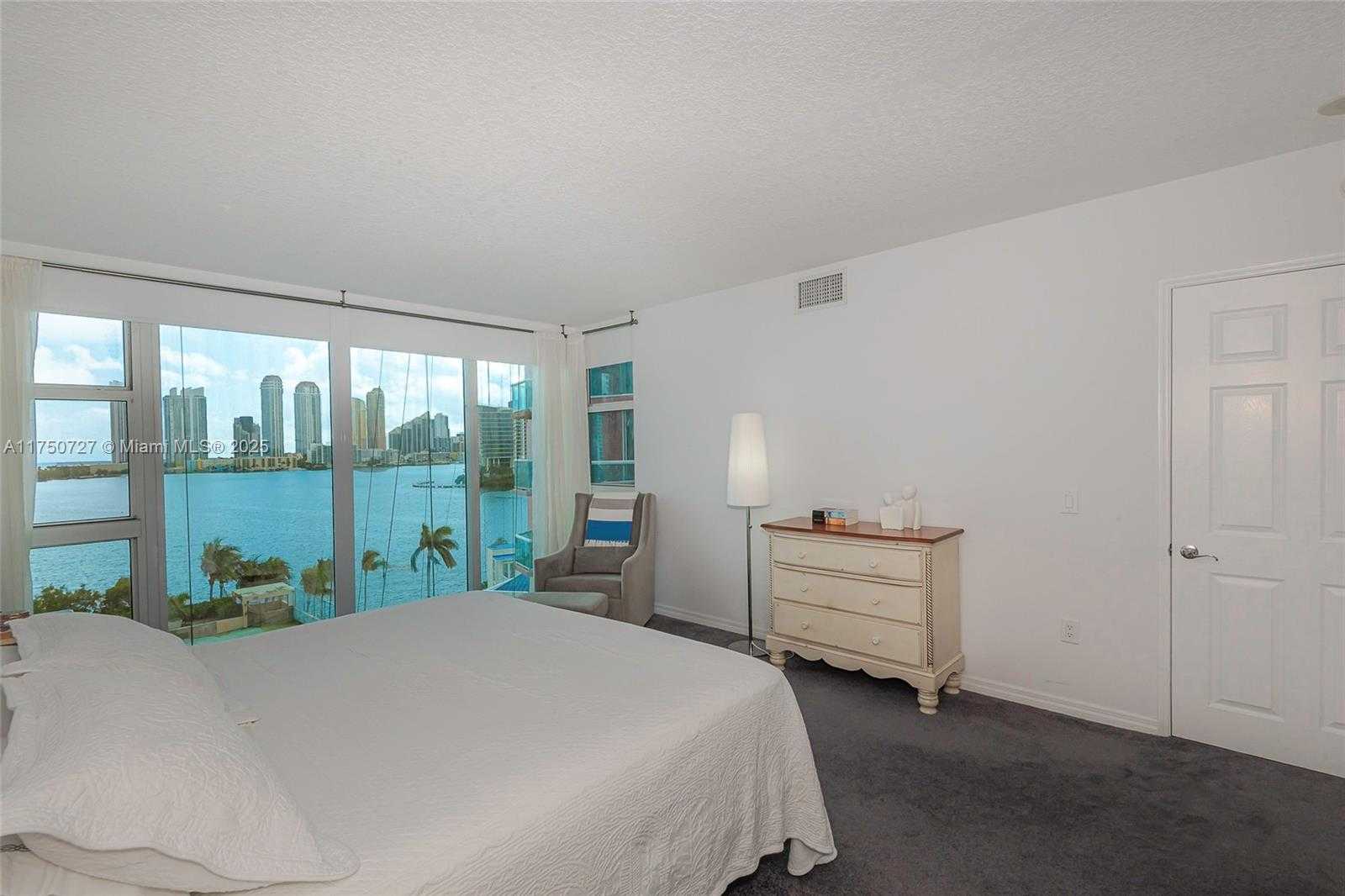 Small Image of 3370 #906, Aventura Number 13
