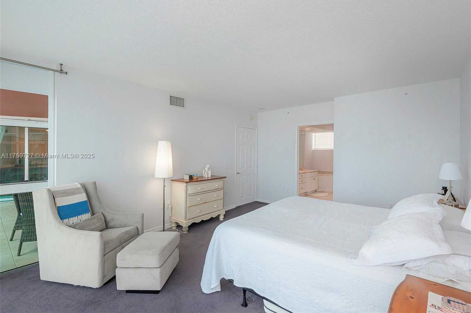 Small Image of 3370 #906, Aventura Number 14