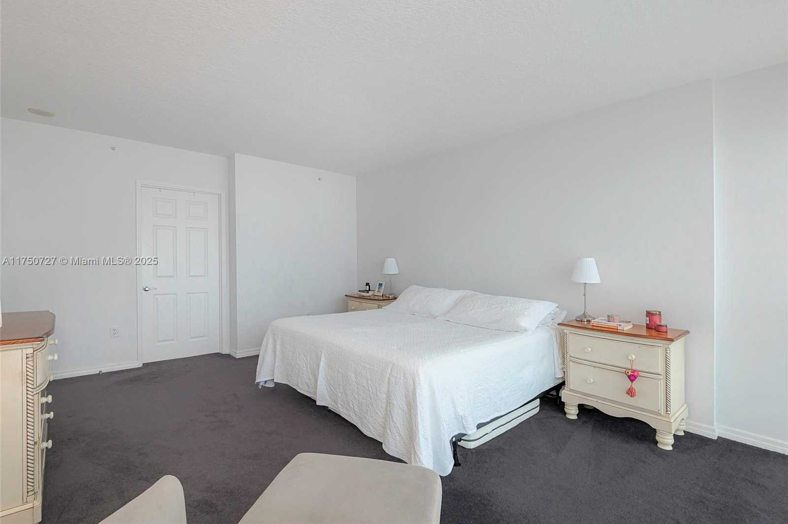Small Image of 3370 #906, Aventura Number 15