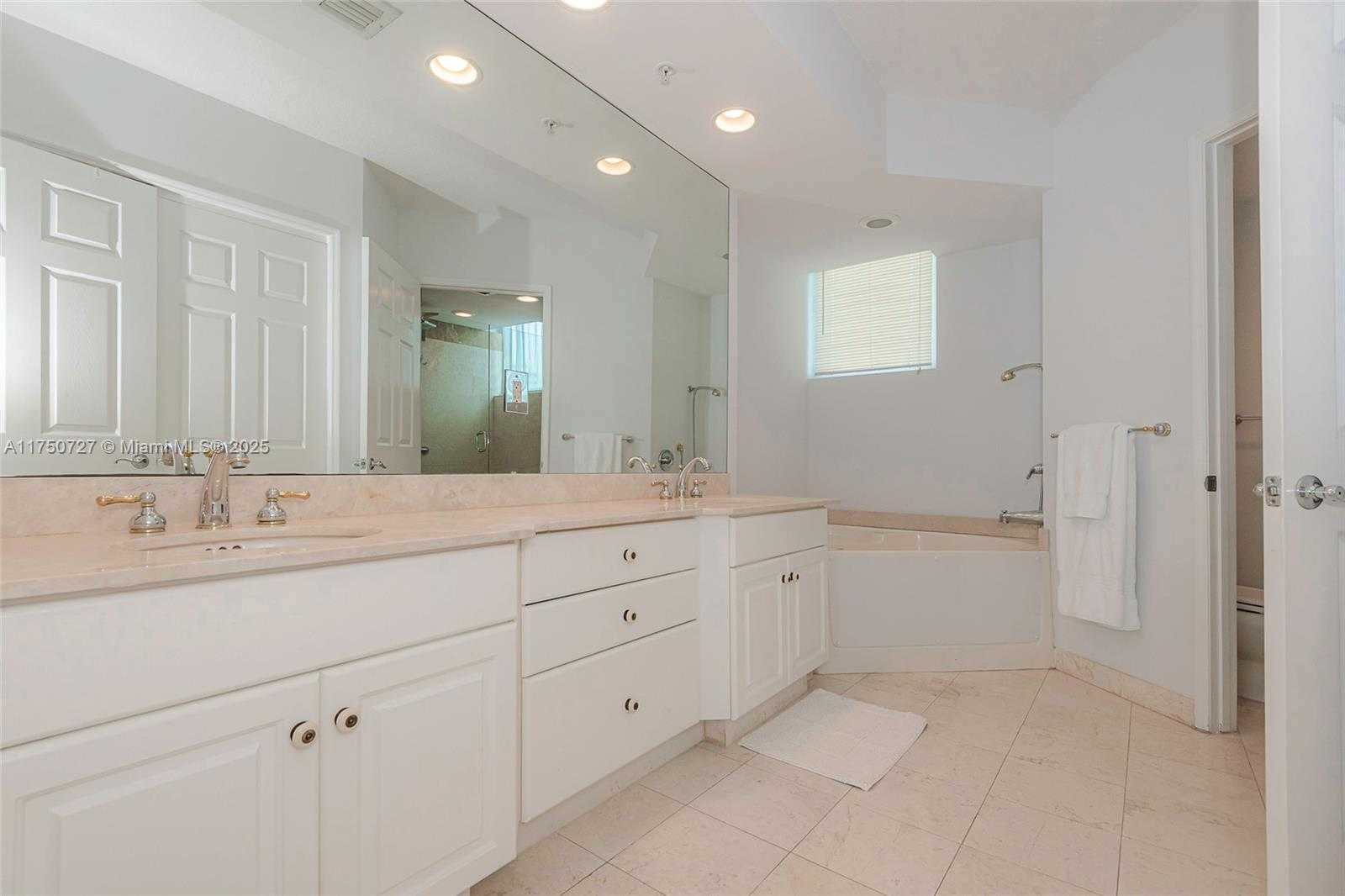 Small Image of 3370 #906, Aventura Number 16