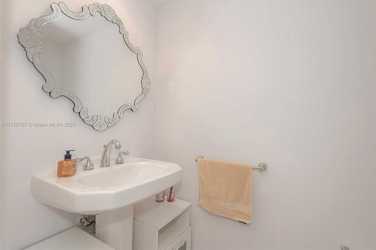 Small Image of 3370 #906, Aventura Number 19