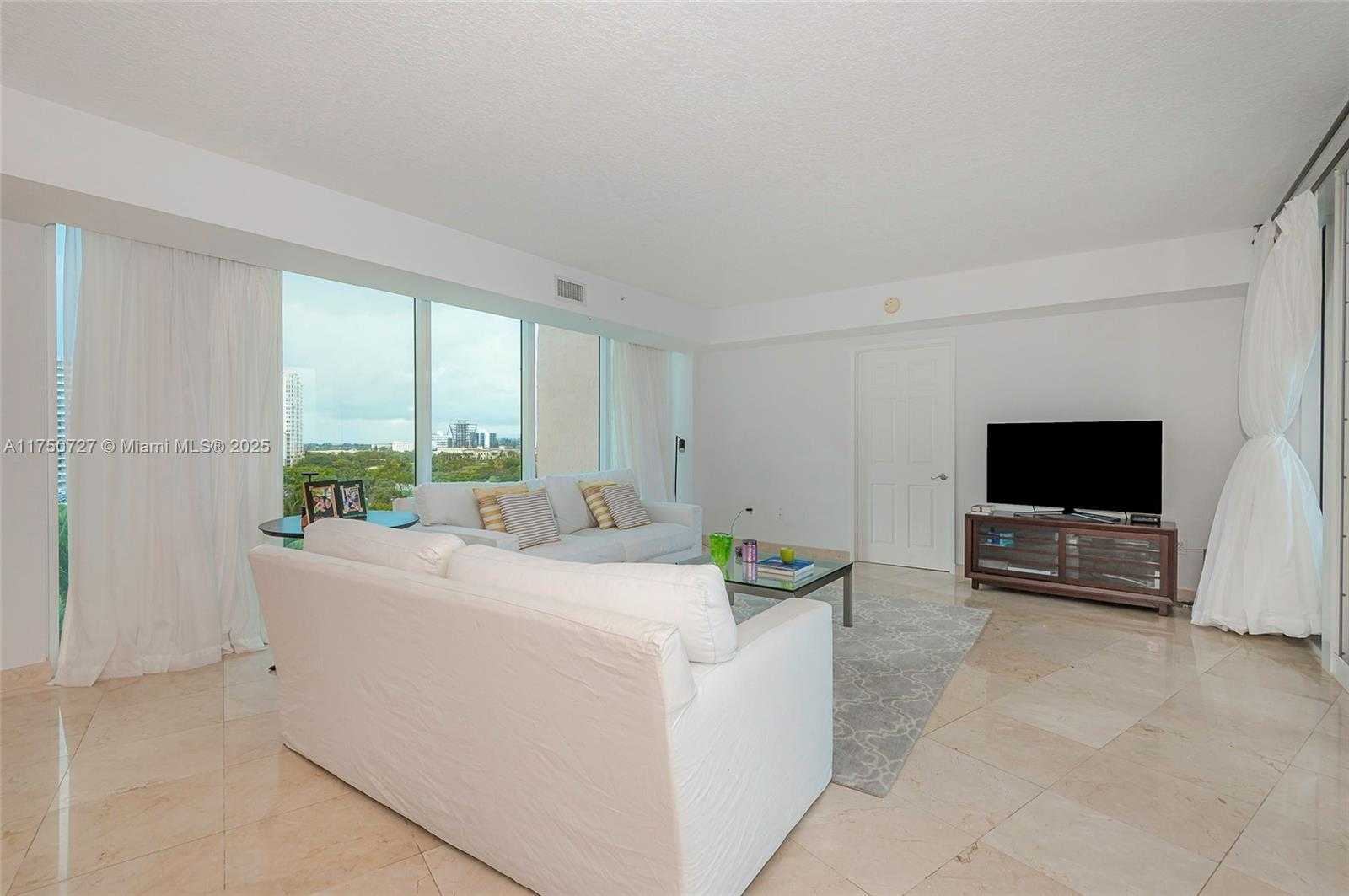 Small Image of 3370 #906, Aventura Number 2