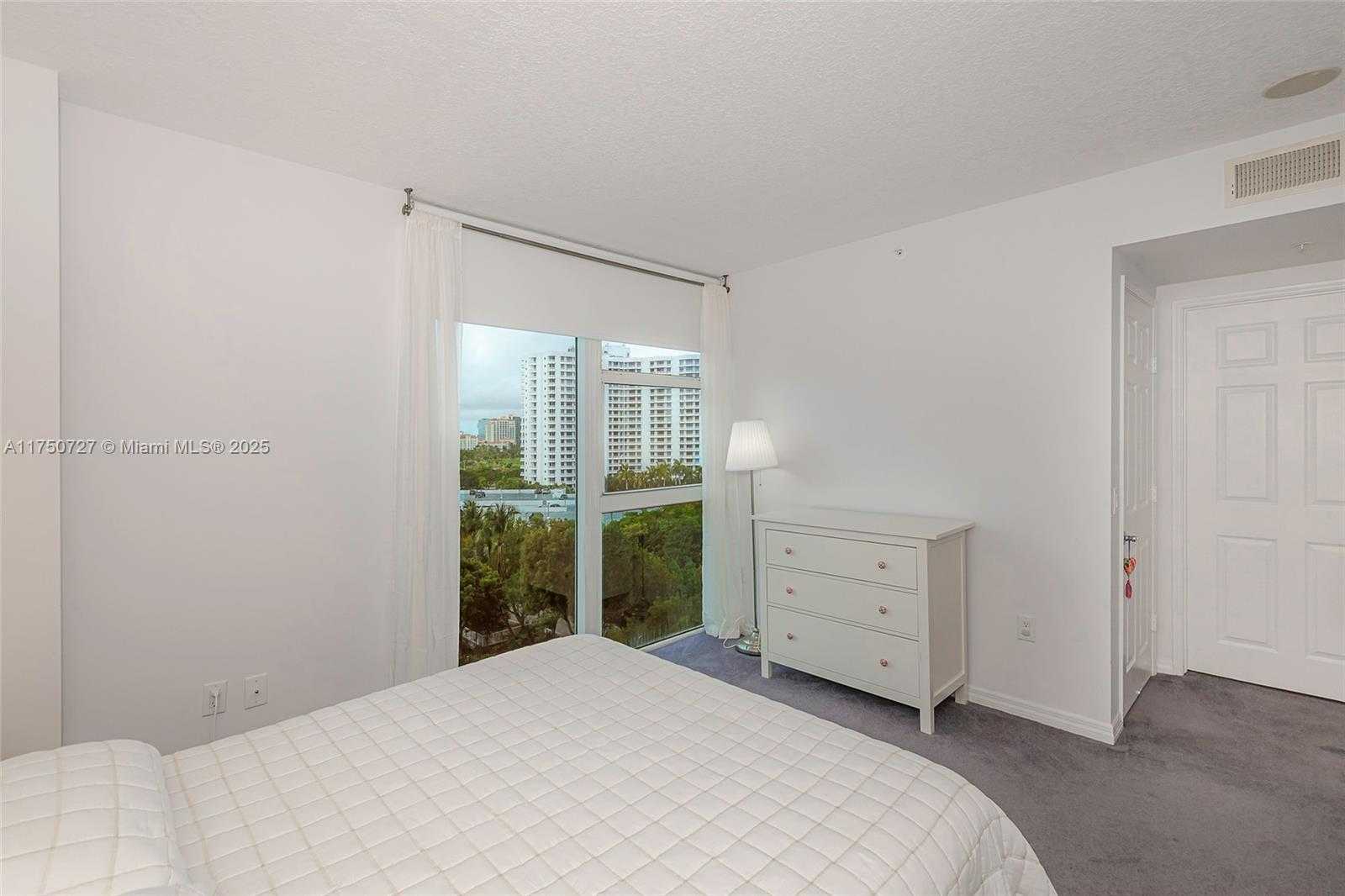 Small Image of 3370 #906, Aventura Number 21