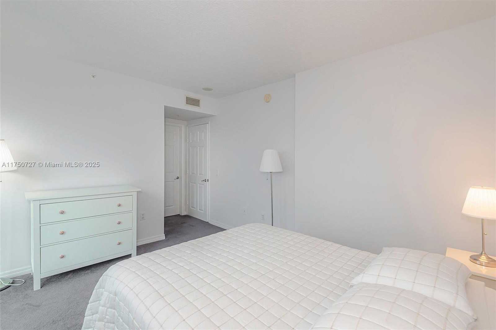 Small Image of 3370 #906, Aventura Number 22