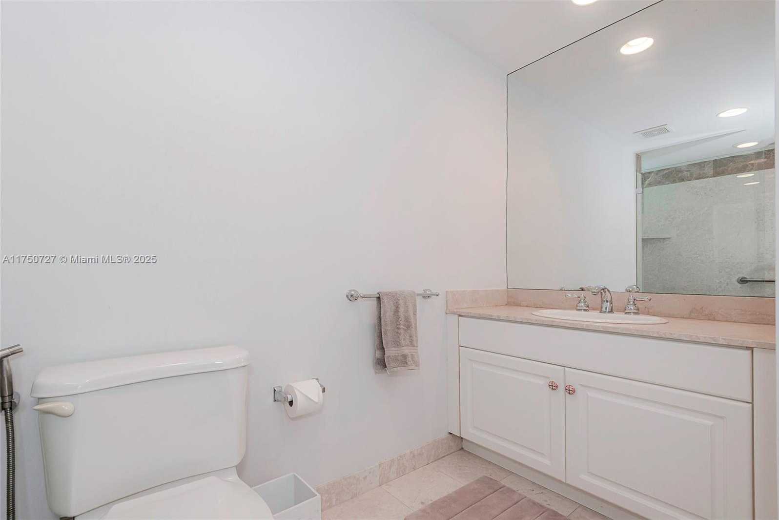 Small Image of 3370 #906, Aventura Number 24