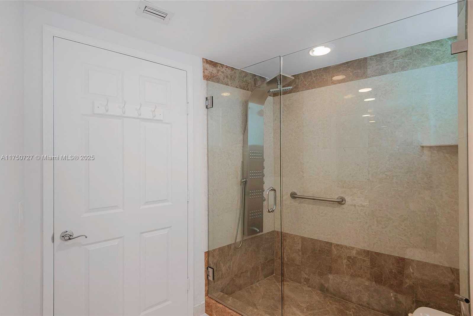 Small Image of 3370 #906, Aventura Number 25