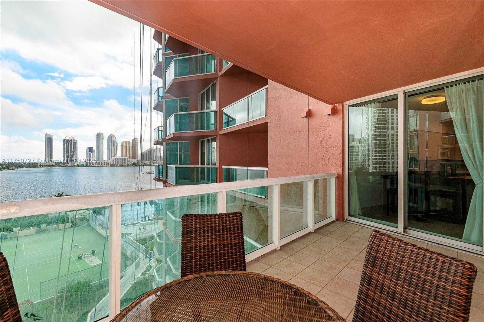 Small Image of 3370 #906, Aventura Number 27