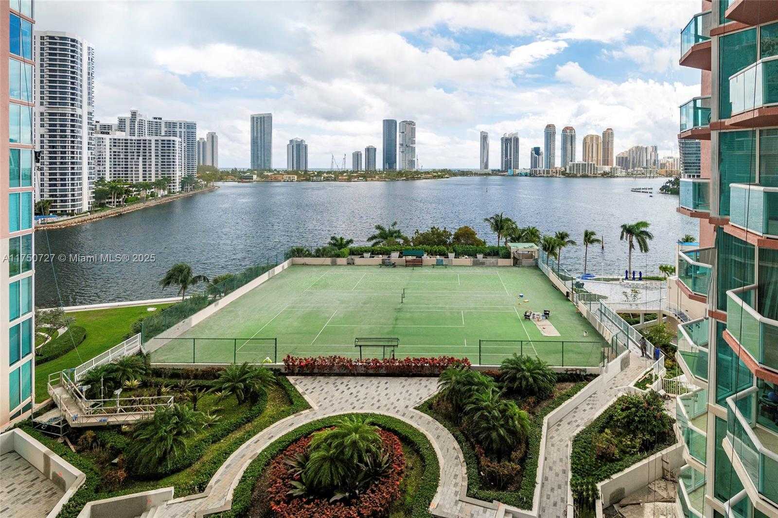 Small Image of 3370 #906, Aventura Number 28