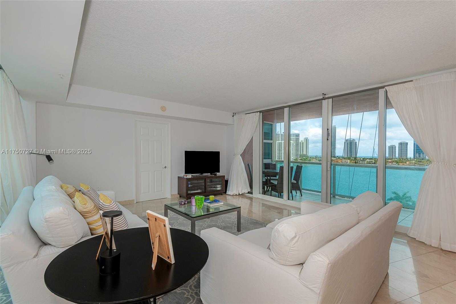 Small Image of 3370 #906, Aventura Number 3