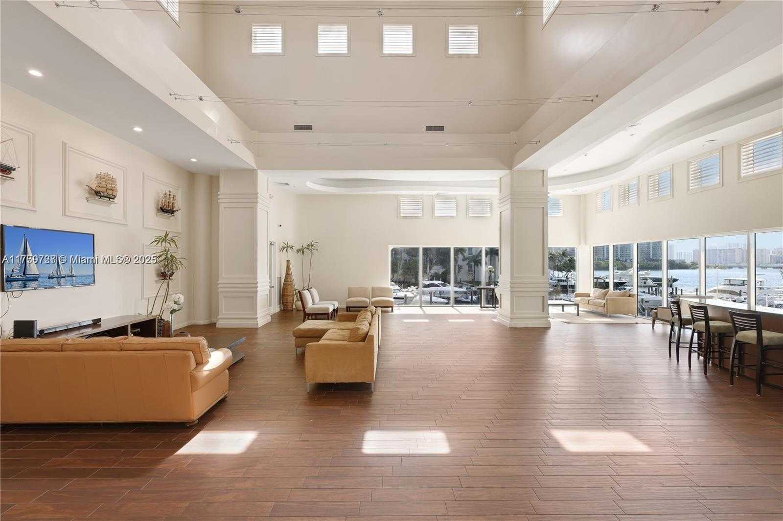 Small Image of 3370 #906, Aventura Number 32
