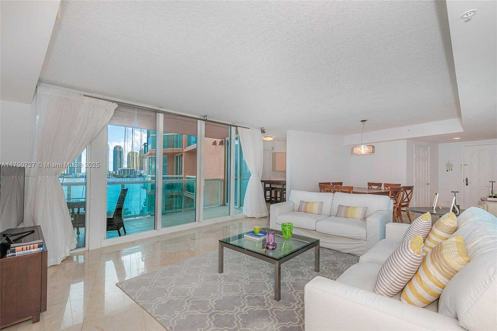 Small Image of 3370 #906, Aventura Number 4