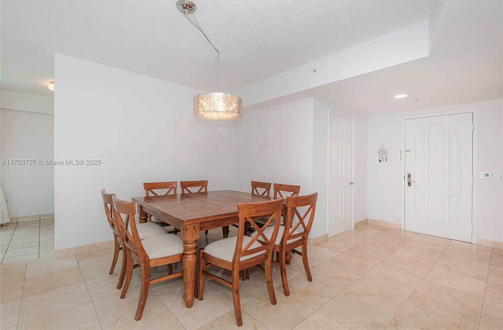 Small Image of 3370 #906, Aventura Number 6