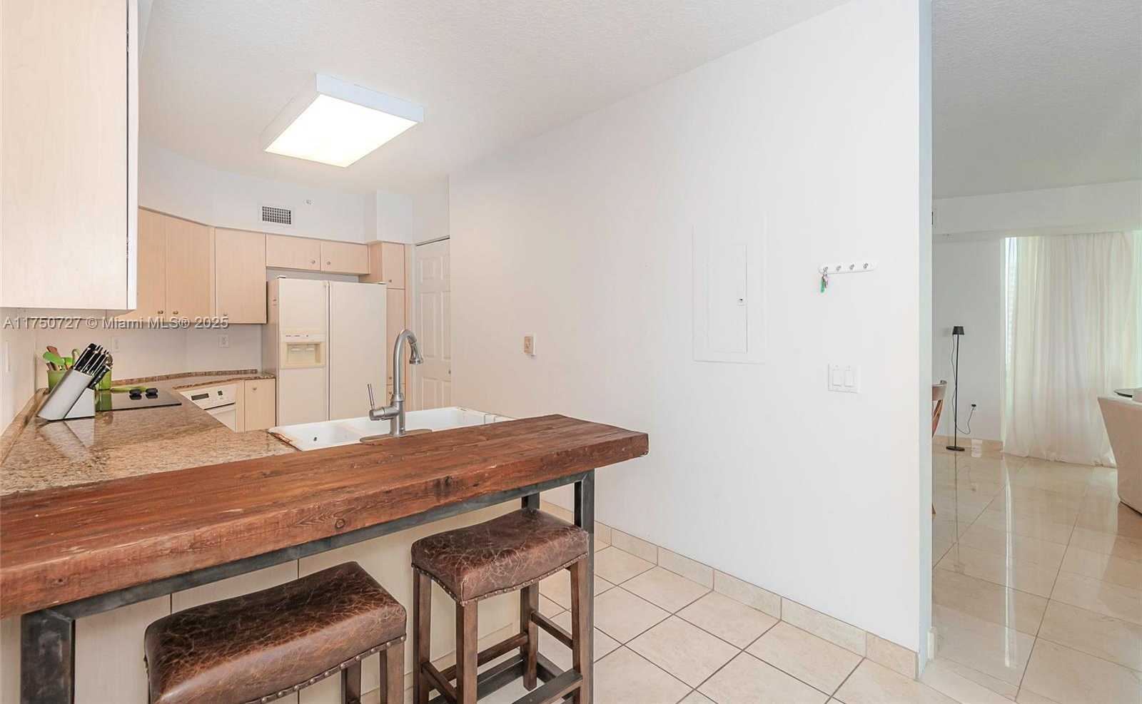 Small Image of 3370 #906, Aventura Number 8