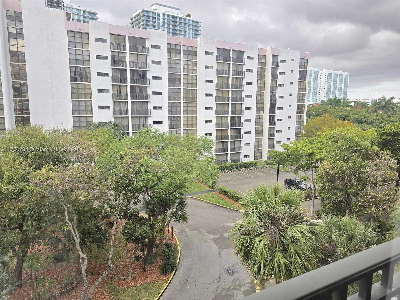 Small Image of 16919 NORTH BAY RD #517, Sunny Isles Beach Number 4