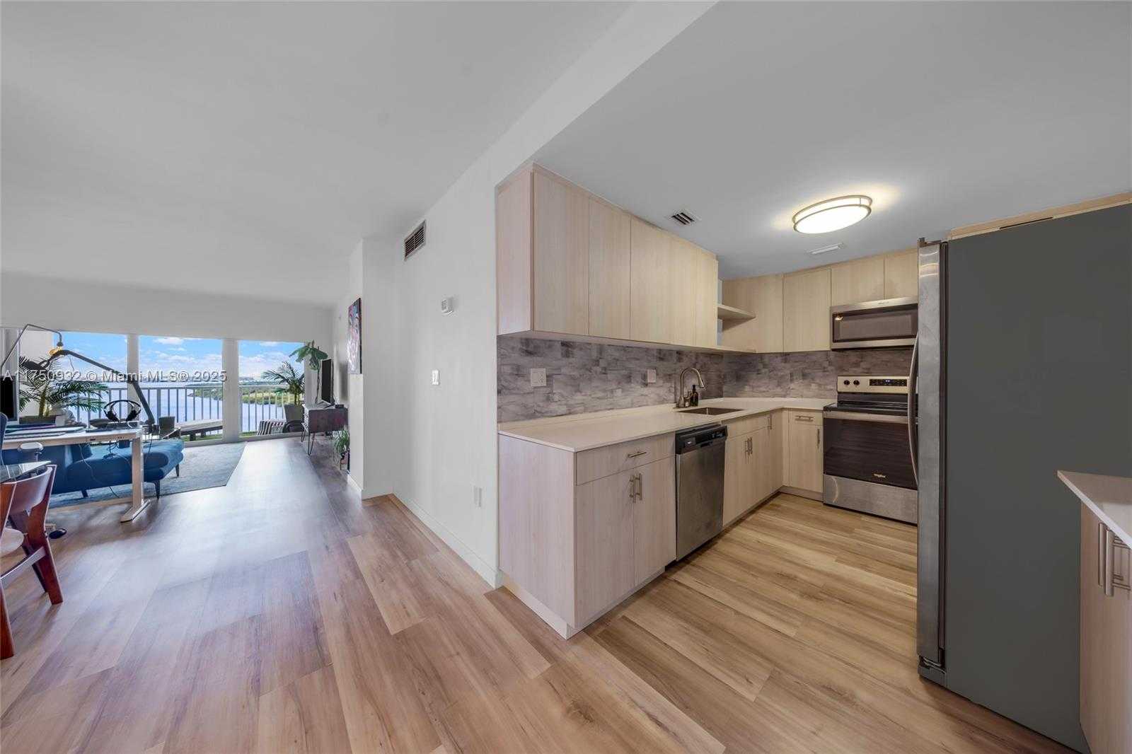 Small Image of 300 BAYVIEW DR #1614, Sunny Isles Beach Number 13