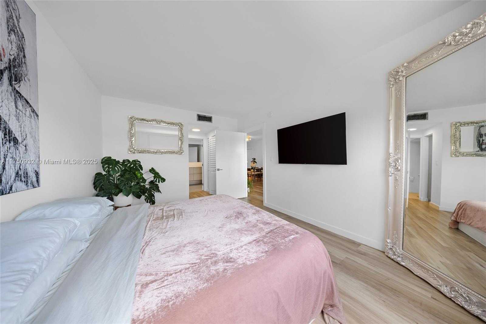 Small Image of 300 BAYVIEW DR #1614, Sunny Isles Beach Number 16