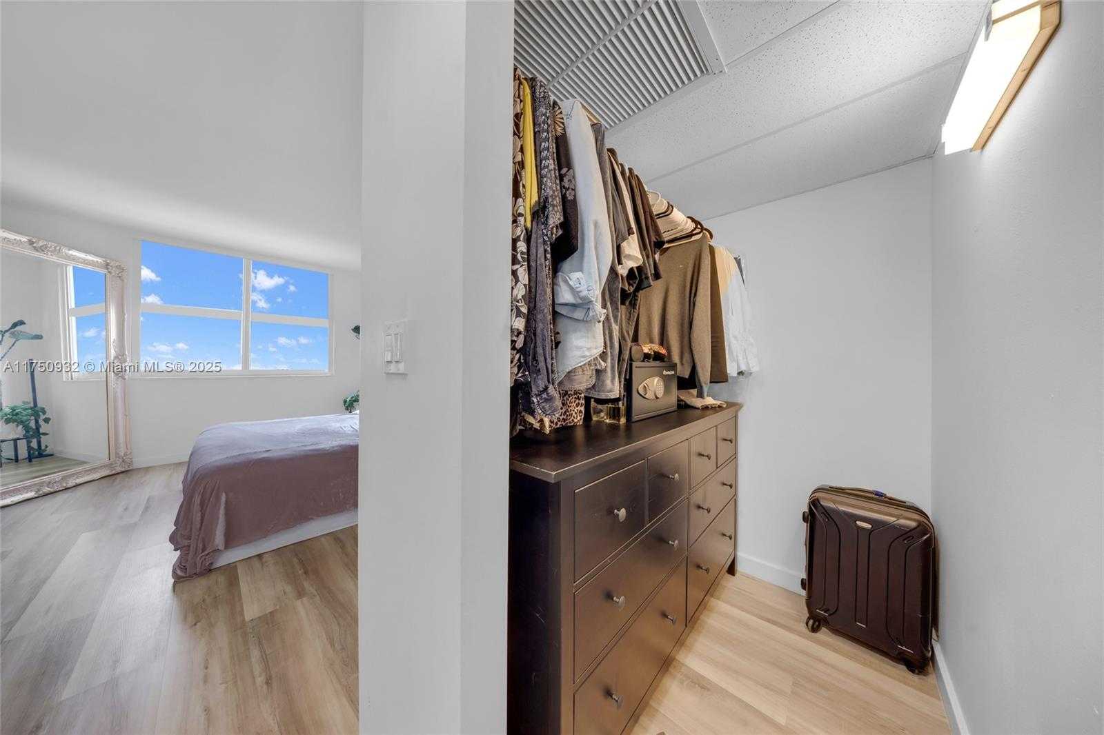 Small Image of 300 BAYVIEW DR #1614, Sunny Isles Beach Number 20