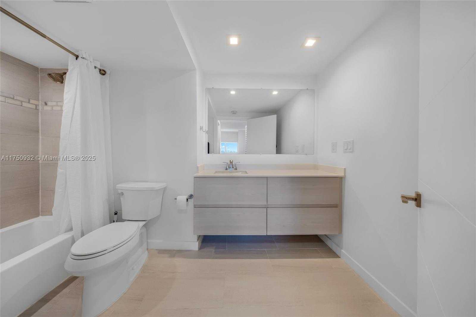 Small Image of 300 BAYVIEW DR #1614, Sunny Isles Beach Number 21