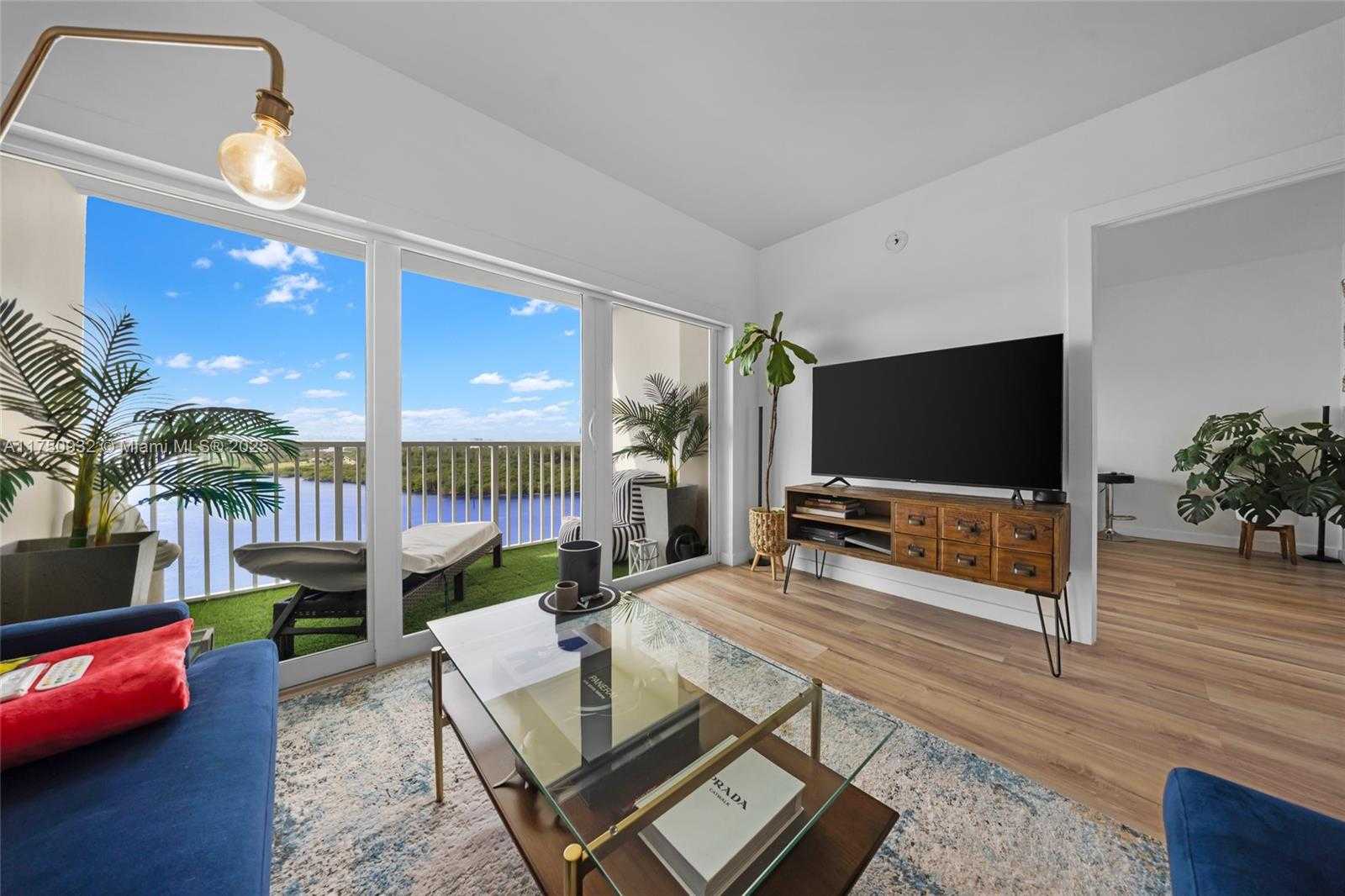 Small Image of 300 BAYVIEW DR #1614, Sunny Isles Beach Number 3
