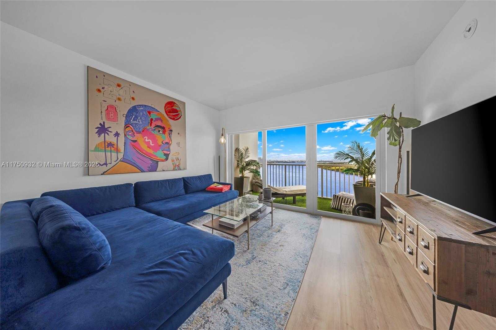 Small Image of 300 BAYVIEW DR #1614, Sunny Isles Beach Number 4