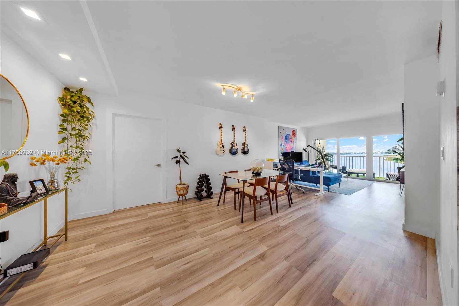 Small Image of 300 BAYVIEW DR #1614, Sunny Isles Beach Number 5