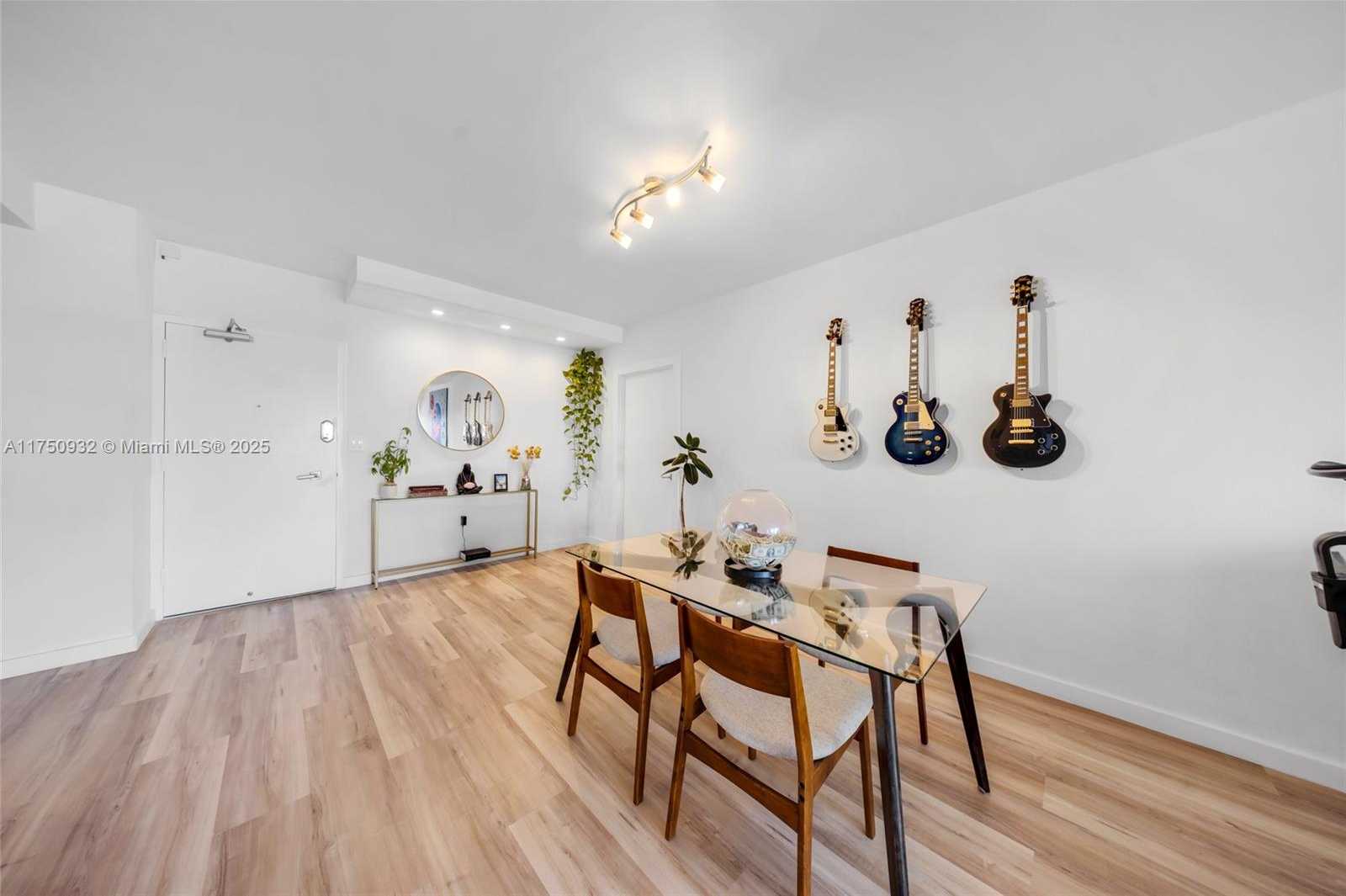 Small Image of 300 BAYVIEW DR #1614, Sunny Isles Beach Number 6