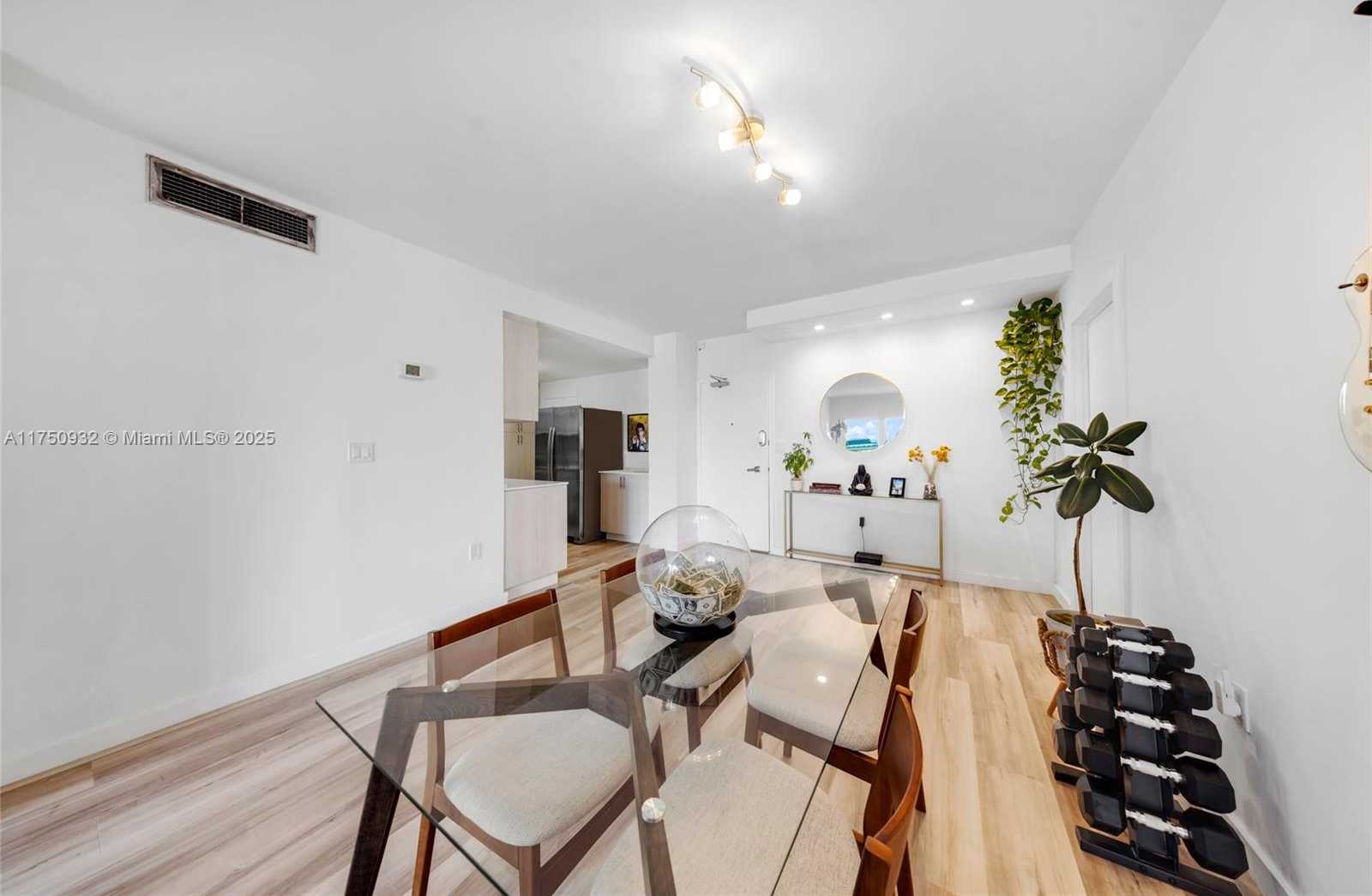 Small Image of 300 BAYVIEW DR #1614, Sunny Isles Beach Number 9