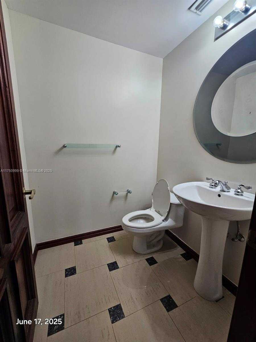 Small Image of 21050 POINT PL #501, Aventura Number 28