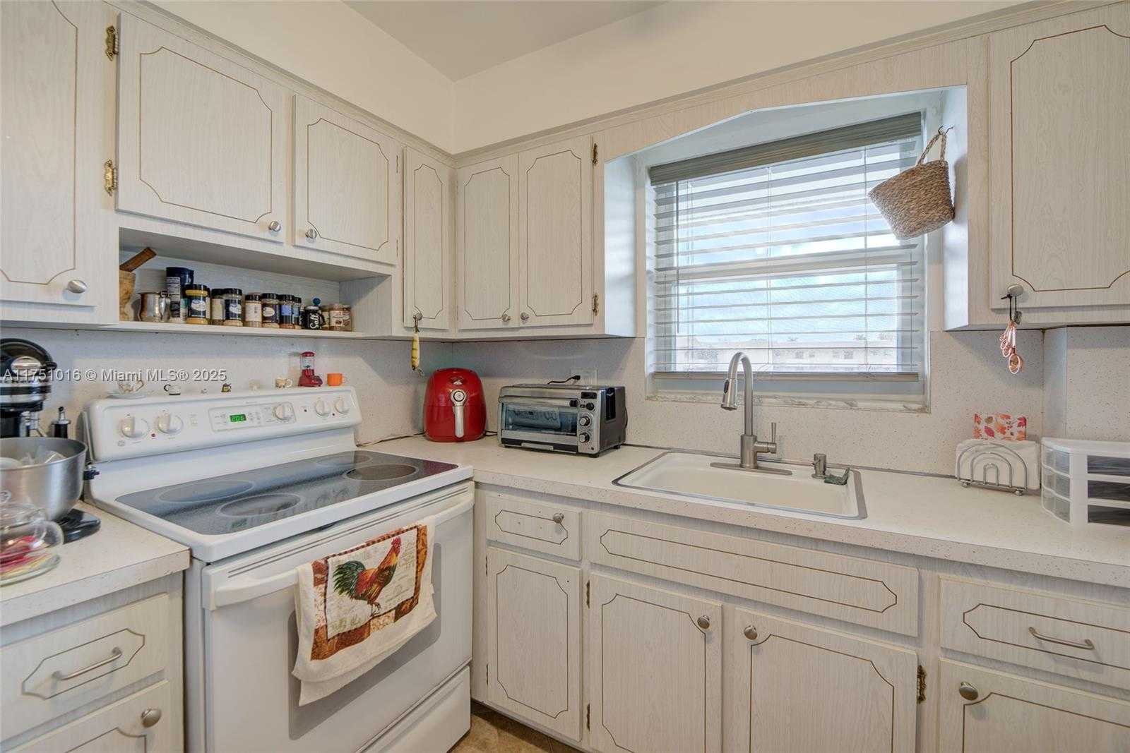 Small Image of 1400 TALLWOOD AVE #303, Hollywood Number 8