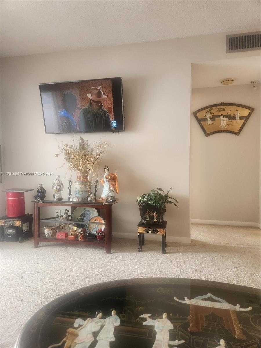 Small Image of 4350 HILLCREST DR #807, Hollywood Number 13