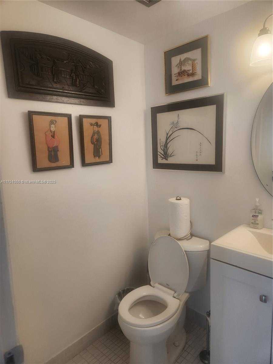 Small Image of 4350 HILLCREST DR #807, Hollywood Number 14