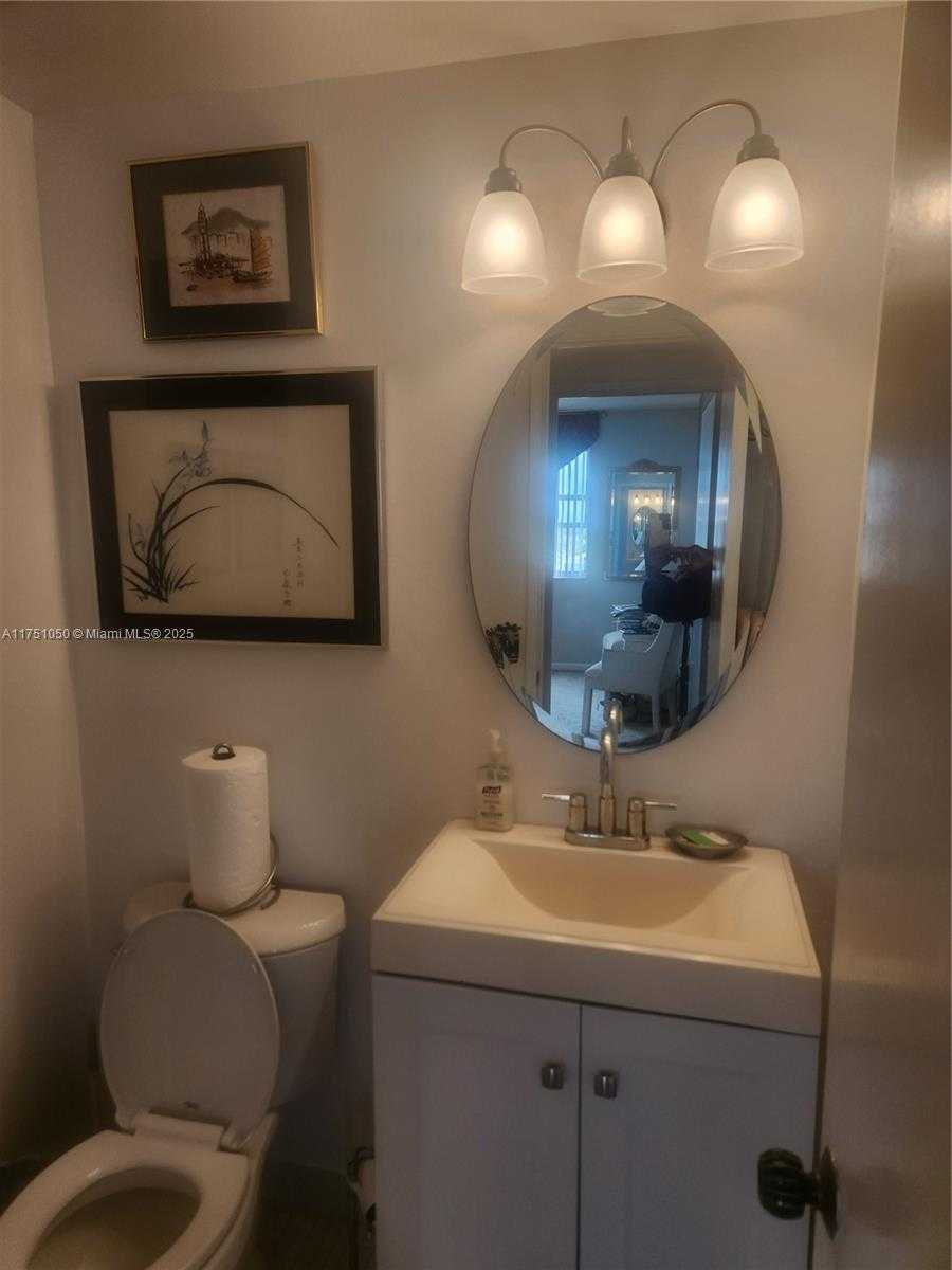 Small Image of 4350 HILLCREST DR #807, Hollywood Number 15