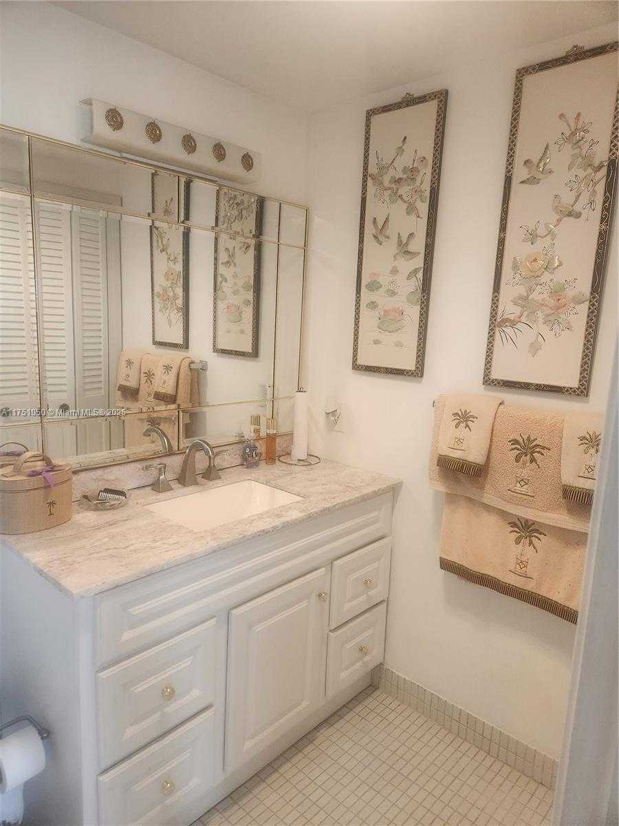 Small Image of 4350 HILLCREST DR #807, Hollywood Number 22