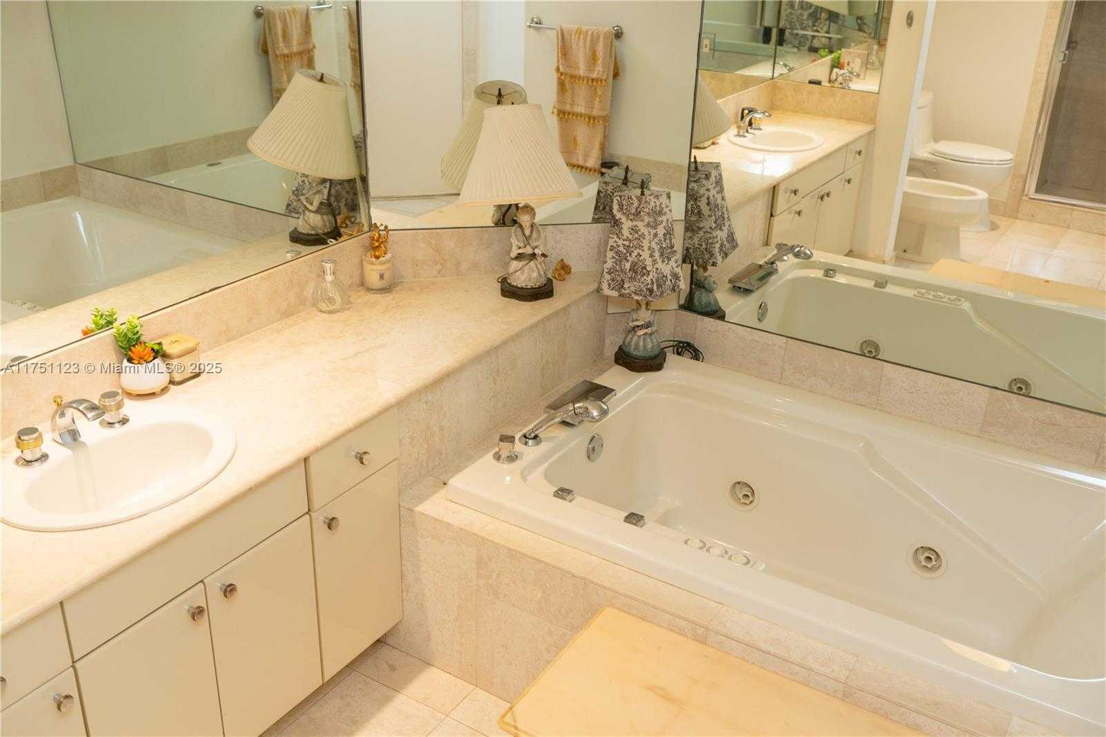 Small Image of 2000 ISLAND BLVD #703, Aventura Number 12