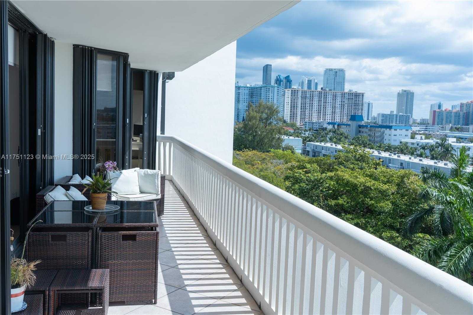 Small Image of 2000 ISLAND BLVD #703, Aventura Number 17