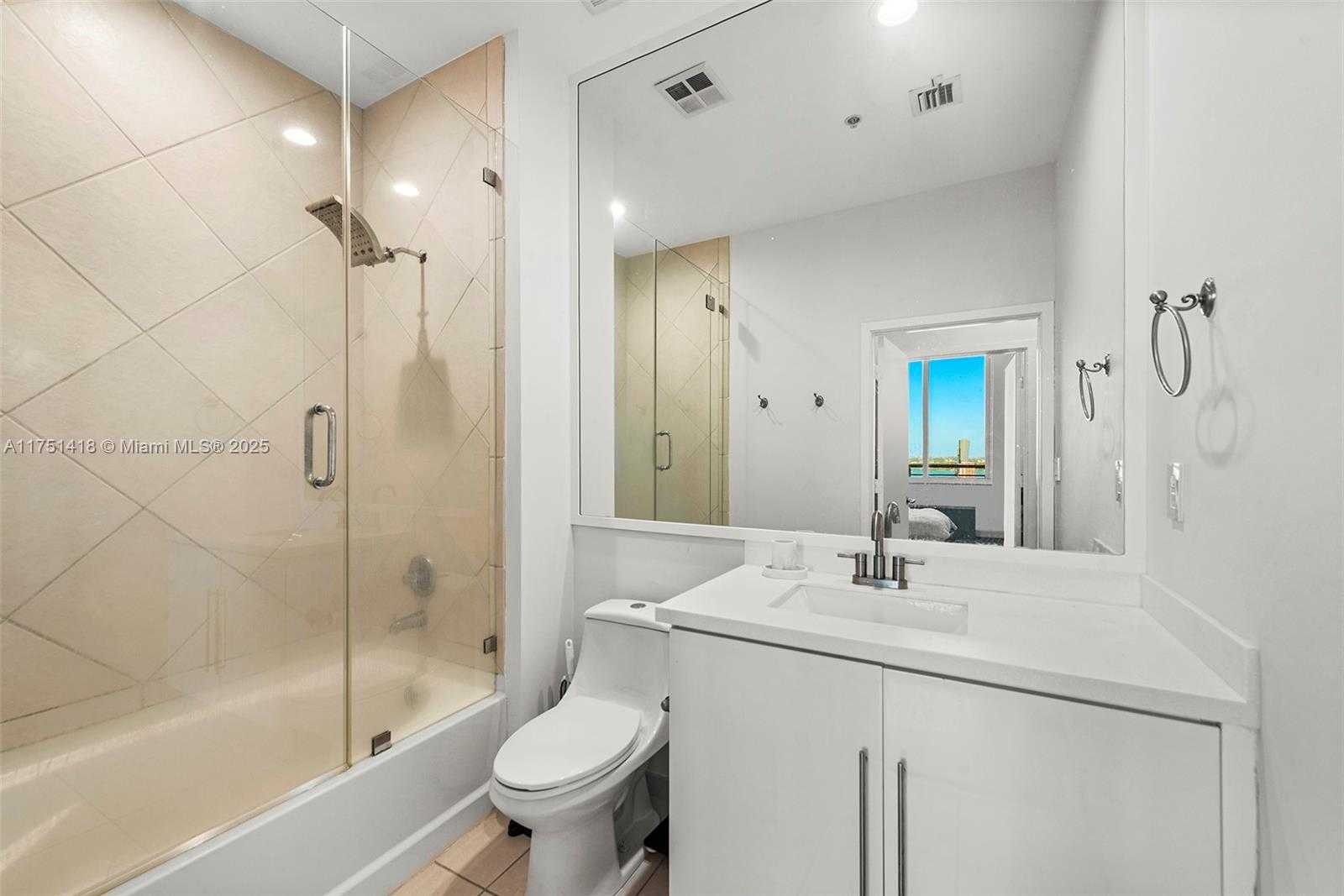 Small Image of 335 SOUTH BISCAYNE BLVD #UPH-10, Miami Number 12