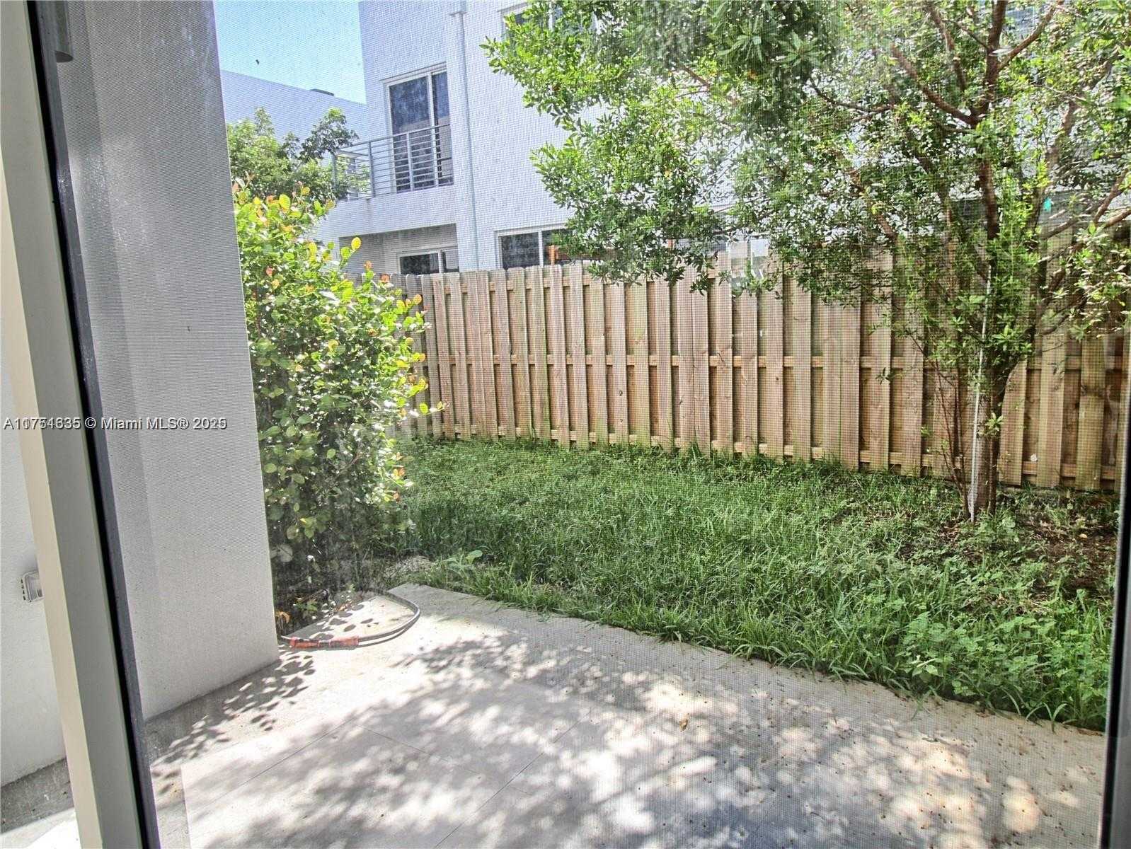 Small Image of 10262 #4, Doral Number 10
