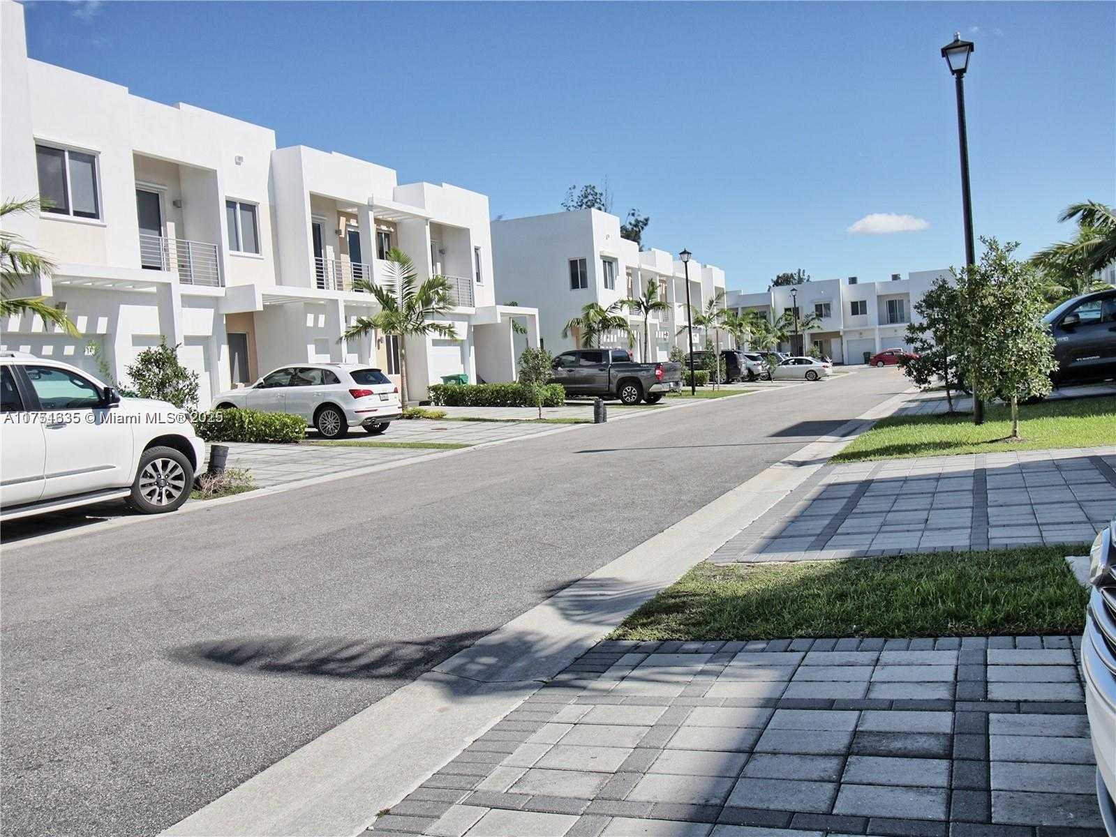 Small Image of 10262 #4, Doral Number 12