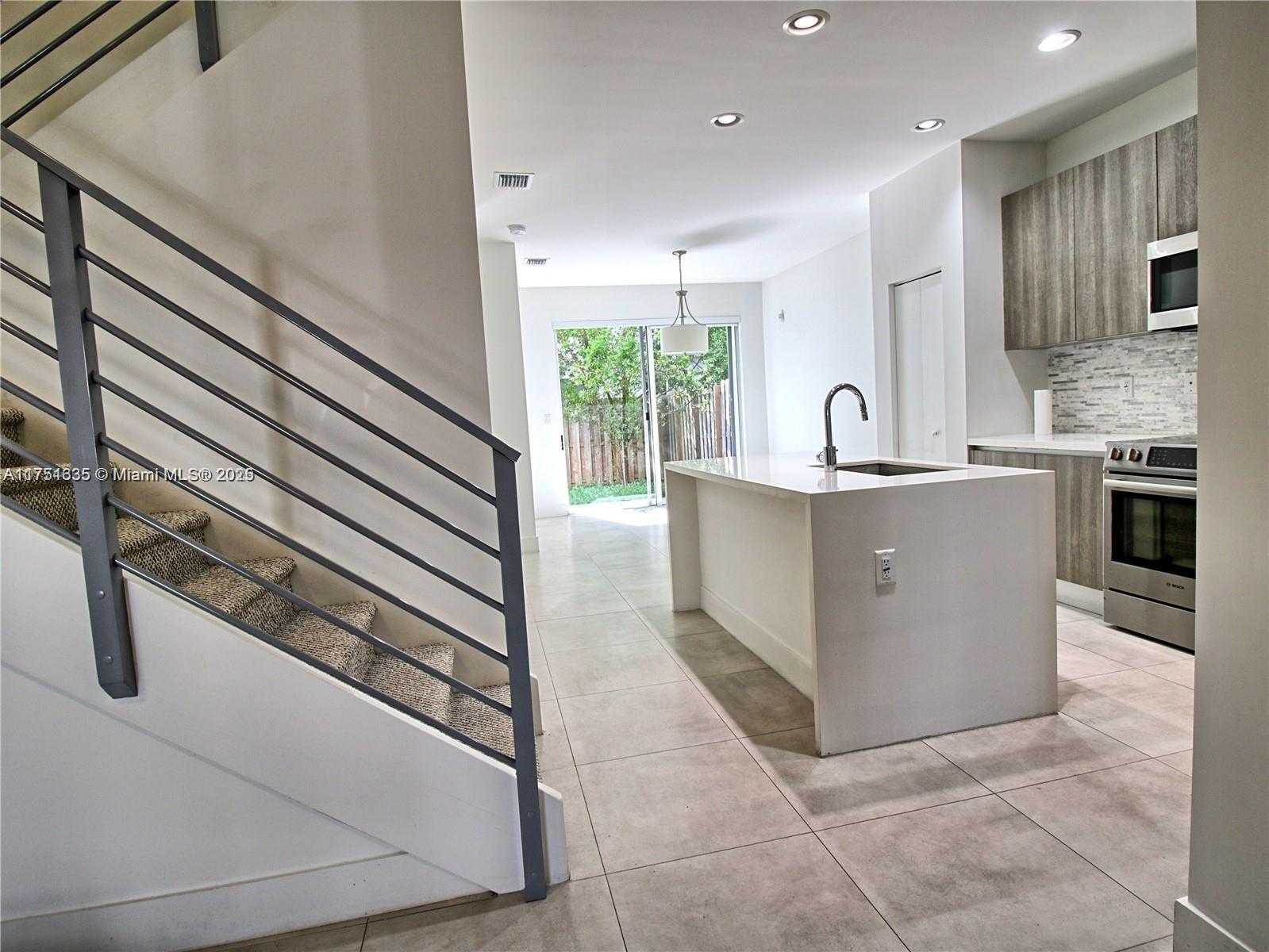 Small Image of 10262 #4, Doral Number 3