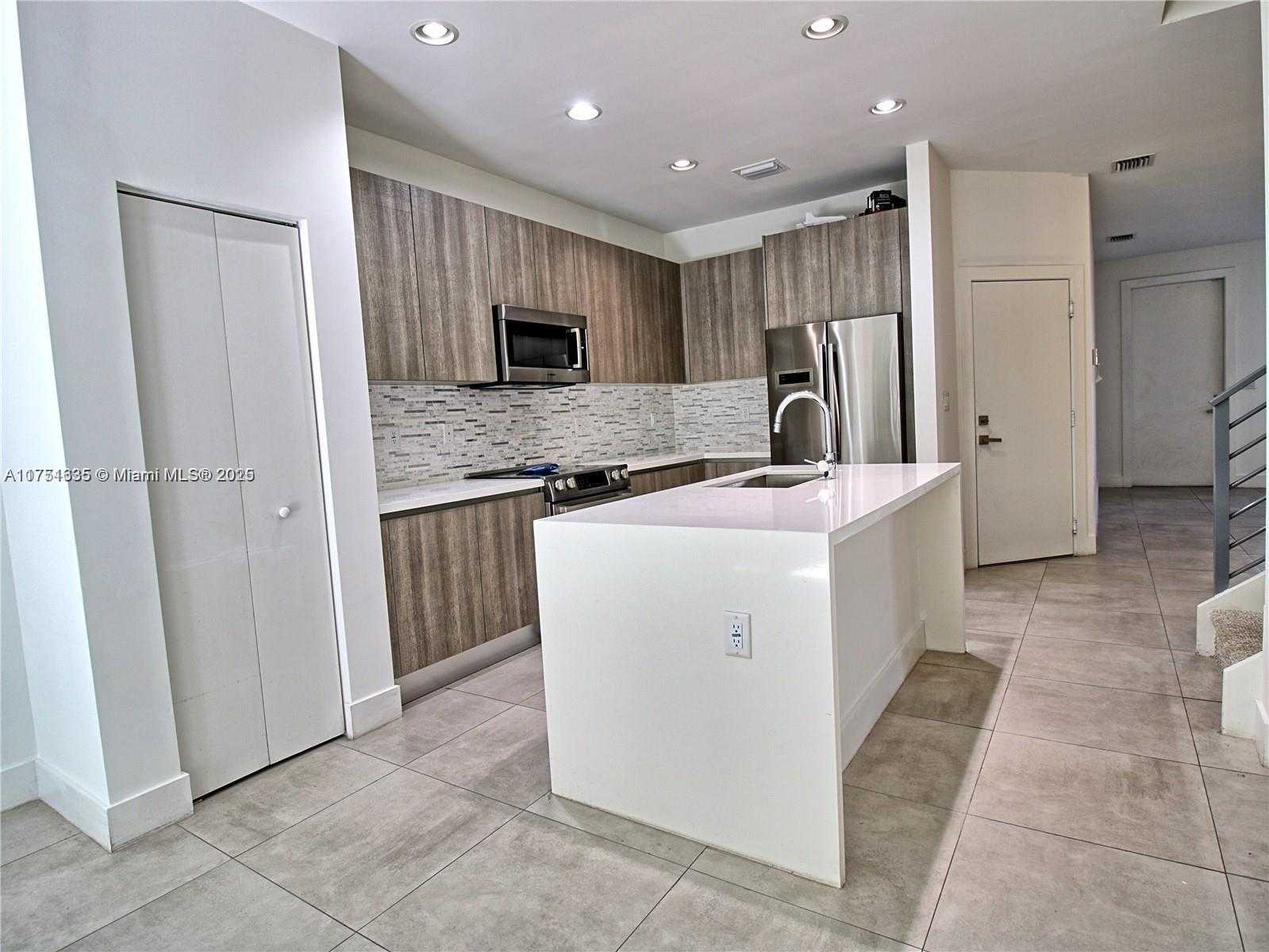 Small Image of 10262 #4, Doral Number 4