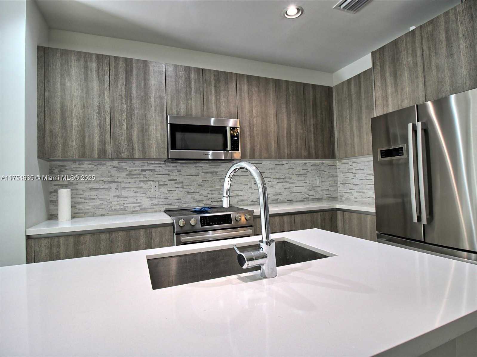 Small Image of 10262 #4, Doral Number 5