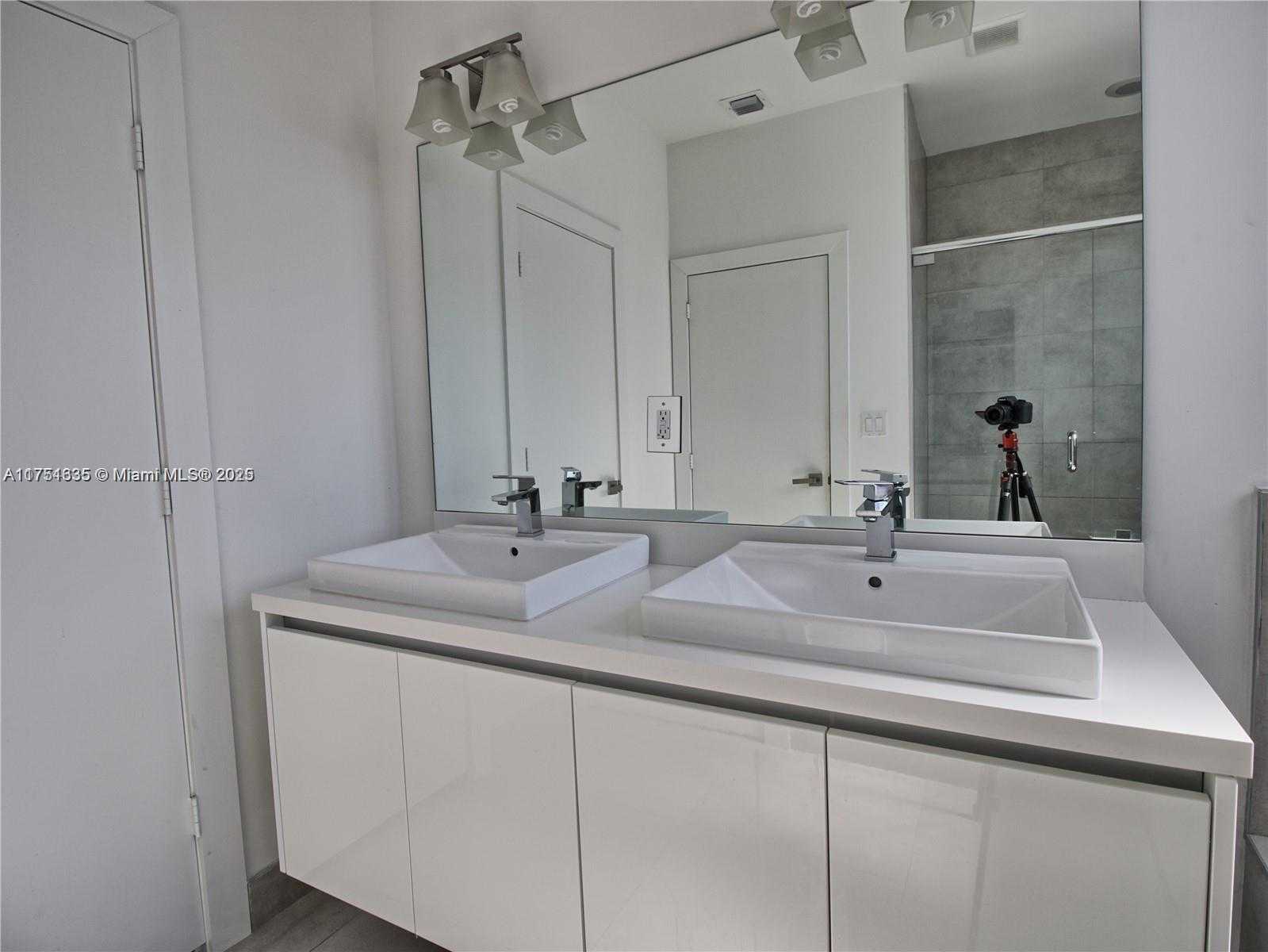 Small Image of 10262 #4, Doral Number 8